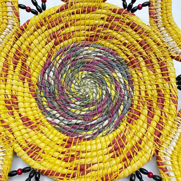 Handmade Chambira Palm Fiber Basket Woven By Artisan From Peruvian Amazon - Picture 2 of 8